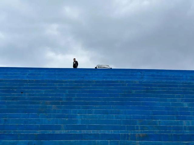 3月29日，村BA球场看台。天气好的时候，台阶的蓝与白云的白交相辉映。新京报记者 杜寒三 摄