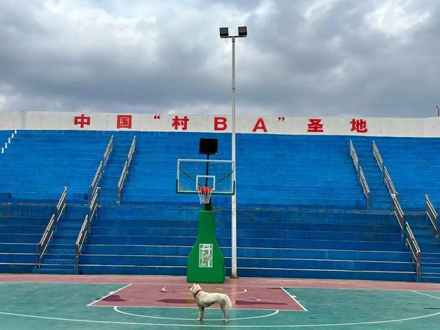 3月29日，村BA球场，看台上的一面矮墙写有“中国‘村BA’圣地”字样。新京报记者 杜寒三 摄