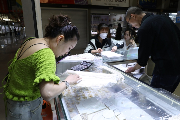 消费者在挑选珍珠饰品