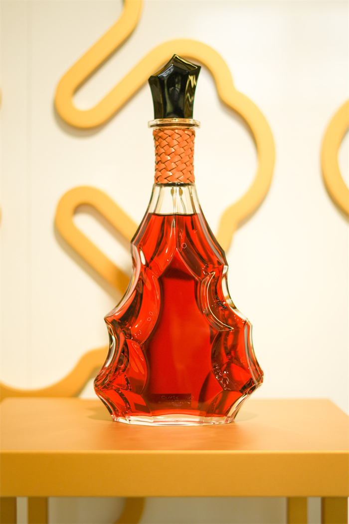 【图注：卡慕品牌展台上，Camus Cuvée 4.160承载于Serge Manseau雕刻的巴卡拉瓶身内，熠熠生辉】