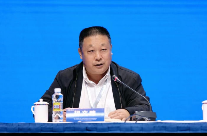 中国社会科学院社会发展研究中心胡文臻研究员主持会议