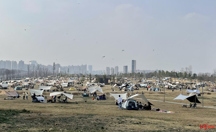 ▲3月，成都青龙湖迎来很多露营、赏花、骑行的游客