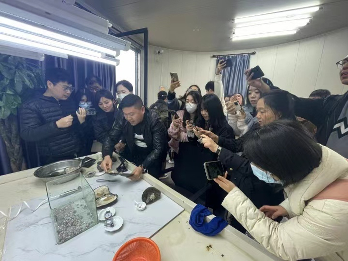 直播开蚌 潮新闻记者 汪驰超 摄