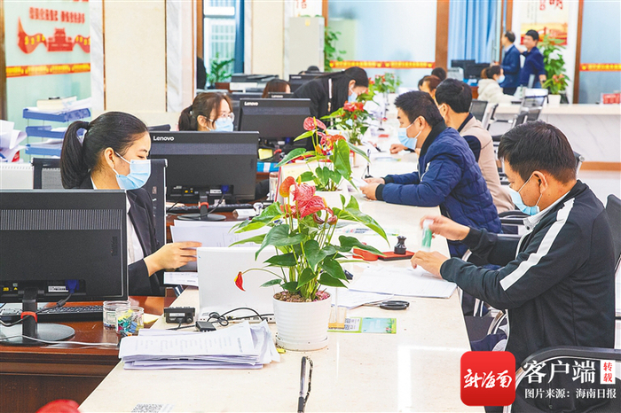 　　在万宁市政务服务大厅，工作人员为企业代表办理业务。记者 袁琛 摄