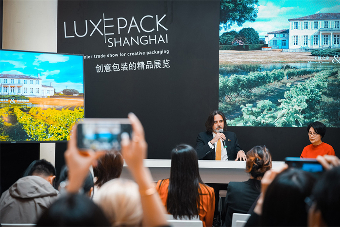 【图注：法国卡慕酒业集团总裁西里尔·卡慕，在卡慕经典特醇问世超过半个世纪之时，