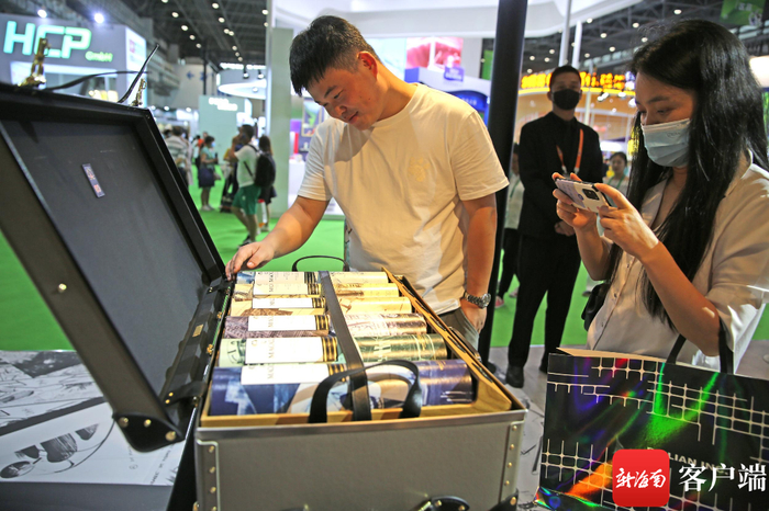 麦卡伦纪念《007》电影60周年单一麦芽苏格兰威士忌套装。记者 汪承贤 摄