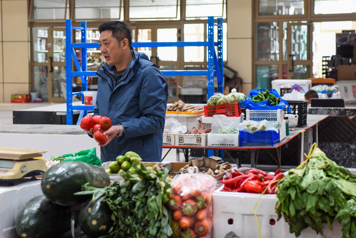 在新疆阿克陶县惠民市场，居民在选购蔬菜（3月27日摄）。新华社记者丁磊 摄