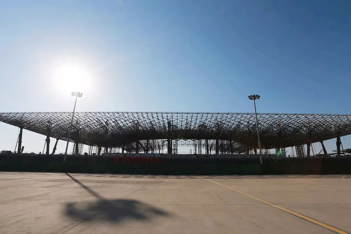 新航站楼屋面钢结构网架成功合拢