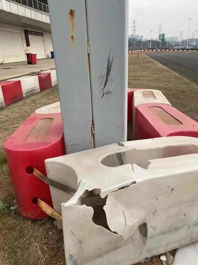 事发现场被撞破损的水马