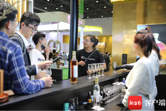 消博会上爱丁顿洋酒集团单一麦芽苏格兰威士忌套装深受年轻人喜爱。记者 汪承贤 摄