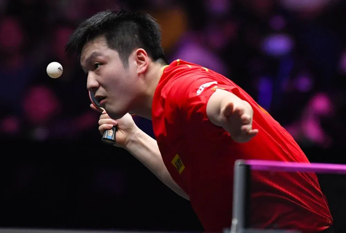 4月12日，樊振东在比赛中发球。新华社记者 郝源 摄