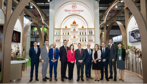 图：法国驻华大使白玉堂先生及领事馆各嘉宾莅临人头马君度展台