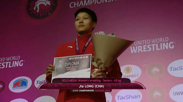 龙佳在颁奖仪式上。新华社发