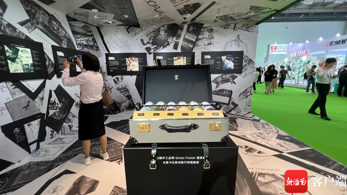 麦卡伦纪念《007》电影60周年系列六款限量版单一麦芽威士忌。记者 王洪旭 摄