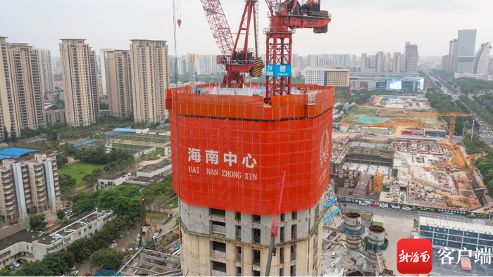 “空中造楼机”正式完成安装。记者 刘洋摄