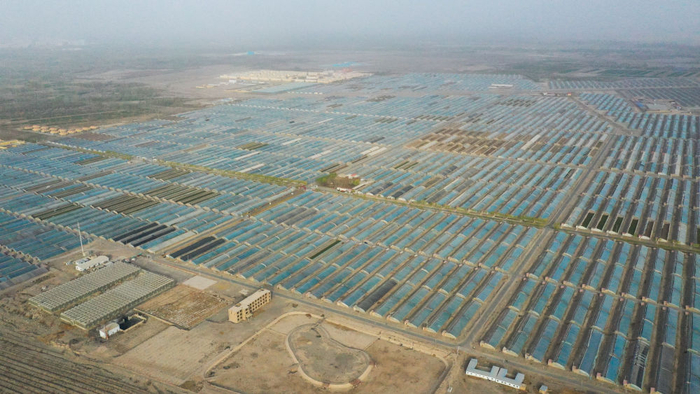 这是3月27日在新疆阿克陶县拍摄的恰尔隆镇昆仑佳苑设施农业种植基地（无人机照片）。新华社记者丁磊 摄