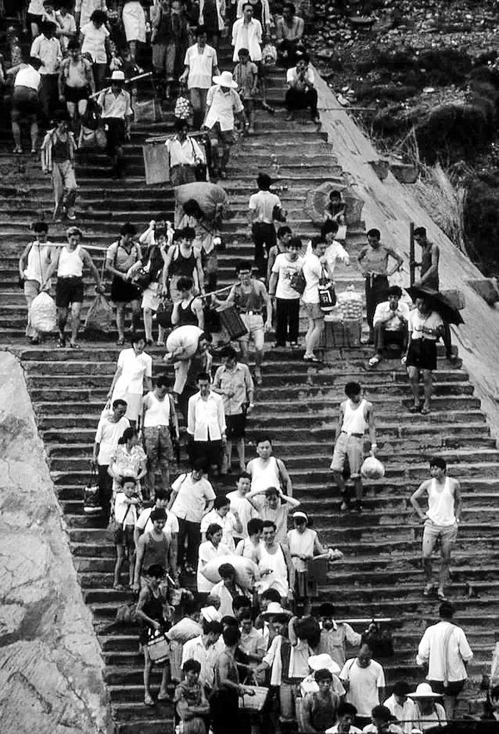     汗流浃背的重庆人，爬坡上坎的重庆城。