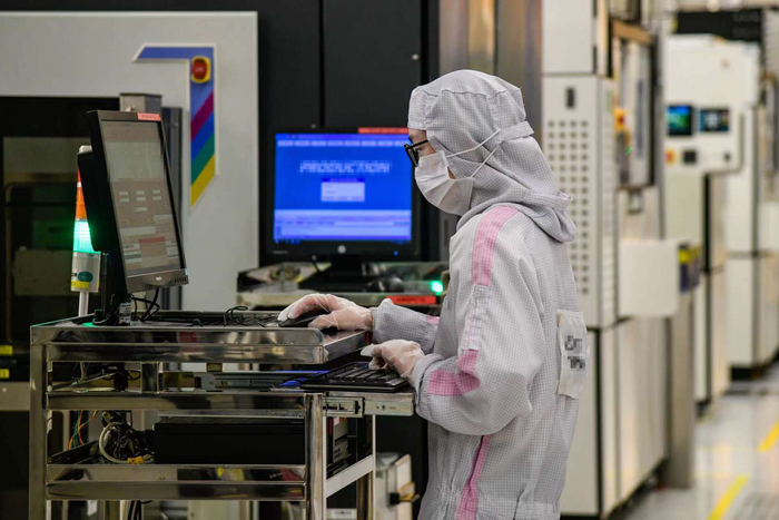 图为工人正在操作