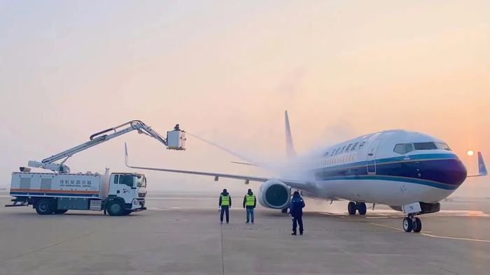 飞机航前除冰雪霜