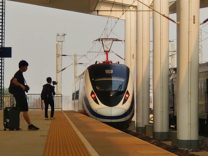 4月13日，首列万象至昆明的中老铁路国际旅客列车驶离老挝万象站。新华社发（杨永全 摄）