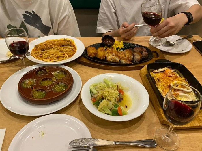 酒杯还是冰过的。