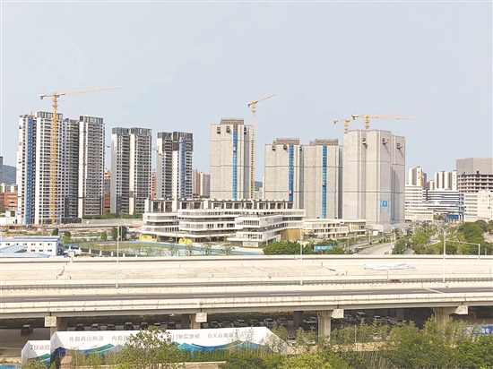 从旁边的楼盘望过去，高速路另一边的小学已经基本完工