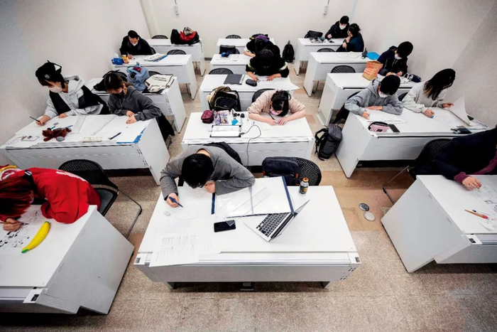 　2月6日，日本东京设计学院内参加漫画艺术设计课程的学生们。图/视觉中国