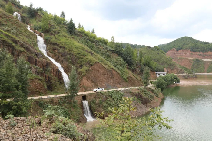 我上了接应的汽车，听到伙伴的惊呼，原来不知什么时候，蝴蝶也跟进车里，剪纸一样贴在窗玻璃上。