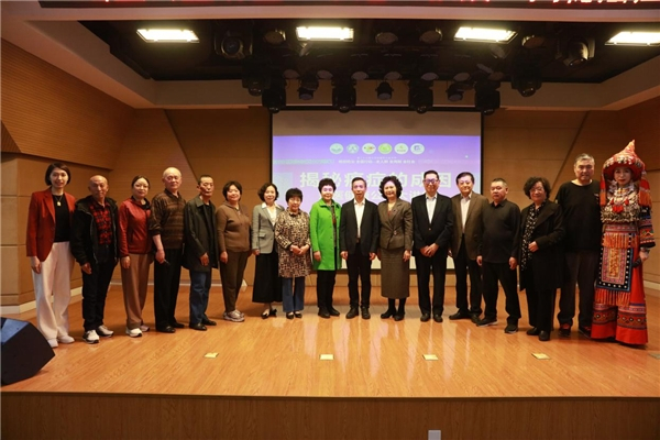 　　出席本次活动的部分领导专家及抗癌英雄代表合影