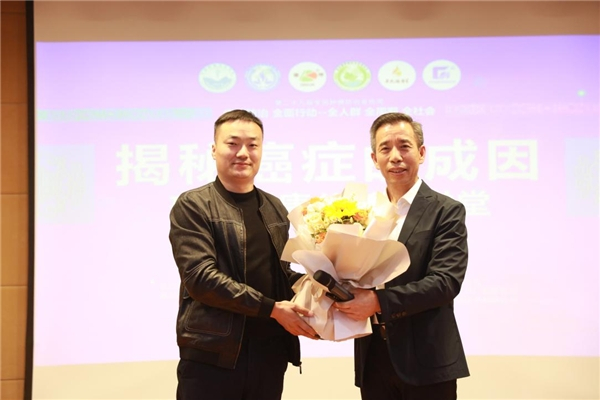 　　康复患者家属为覃迅云教授献花感谢