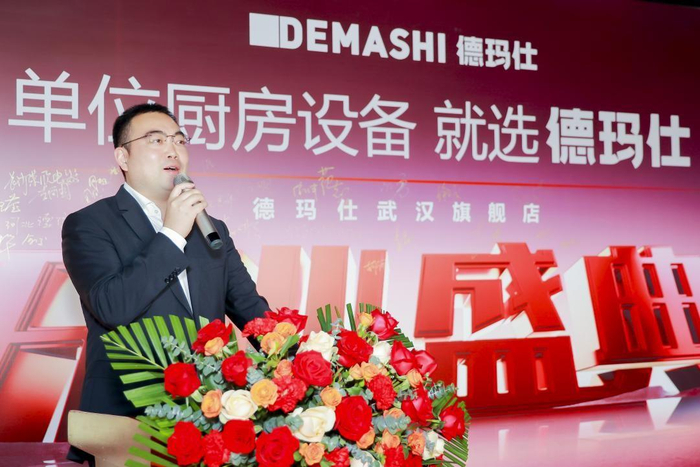 图：汉口北集团酒店用品城总经理游坤先生致辞