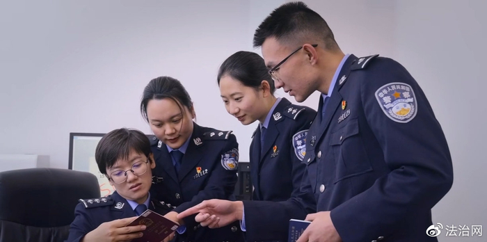 图为白玛央宗为队友进行业务解难。