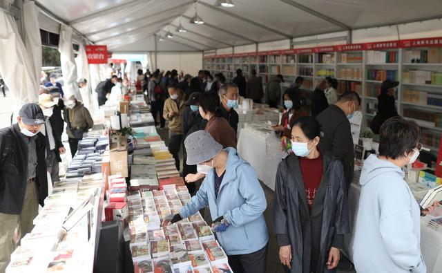 市民在书市选购书籍。新京报记者 浦峰 摄 