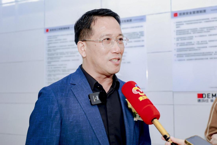 图：德玛仕董事长黄正祥先生接受武汉电视台采访