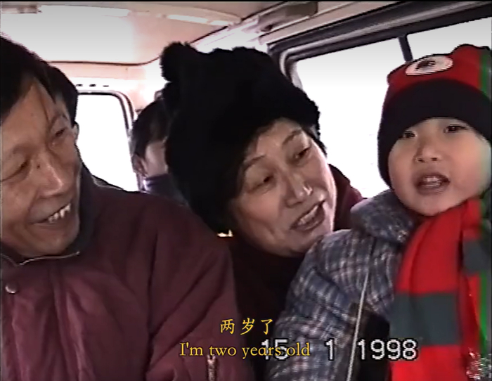 爷爷奶奶和3岁的李跑。视频截图