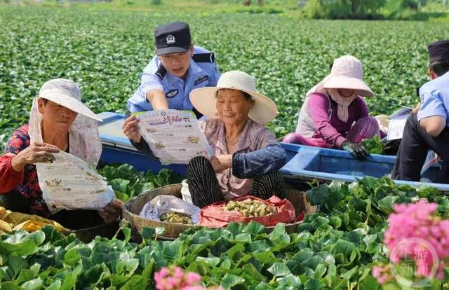 ▲民警在宣传反诈知识。图片来源/南通公安