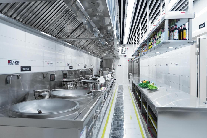 图：德玛仕武汉旗舰店热厨区现场