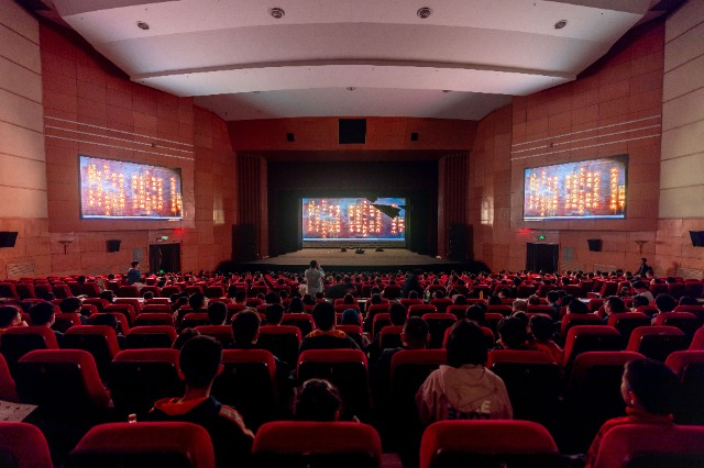 北航原创话剧《百年守锷》在航天二院上演。学校供图