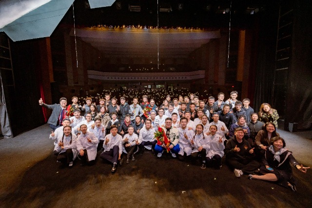 北航原创话剧《百年守锷》在航天二院上演。学校供图