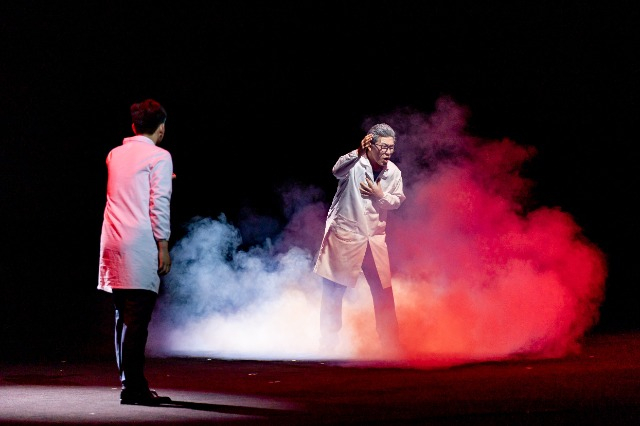 北航原创话剧《百年守锷》在航天二院上演。学校供图