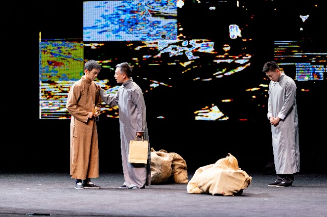 北航原创话剧《百年守锷》在航天二院上演。学校供图