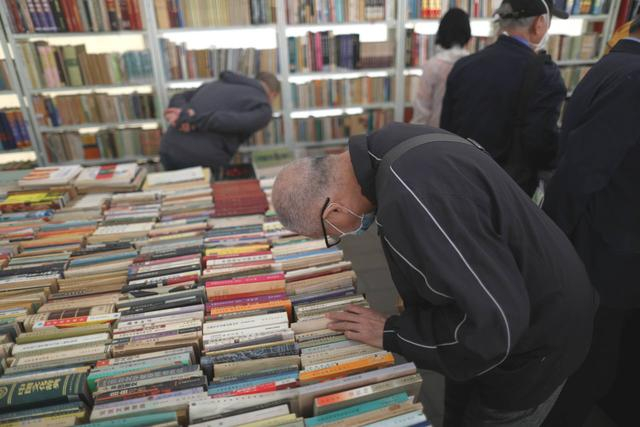 老年读者在古旧图书专区认真挑选旧书。新京报记者 浦峰 摄 