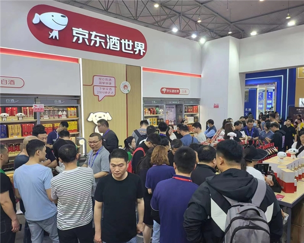 （春糖会现场 京东酒世界展台门庭若市）