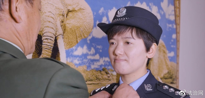 图为父亲索朗为女儿白玛央宗整理警服。