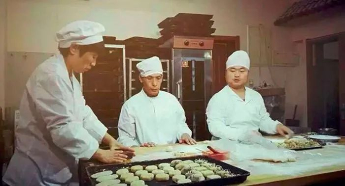 老掌柜杨鸿年（上图中）