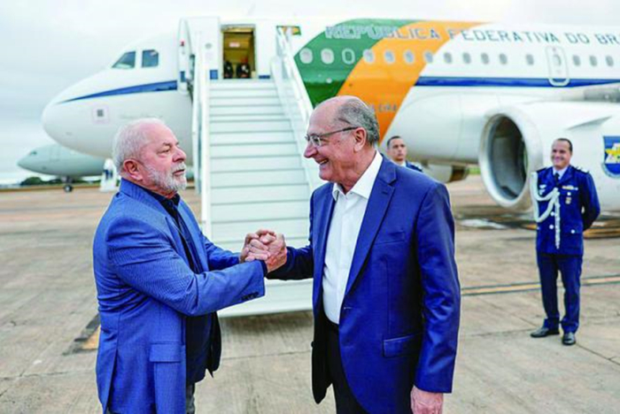 图为巴西总统卢拉（左）启程对中国进行国事访问，副总统阿尔克明为他送行。（来源：卢拉推特配图）
