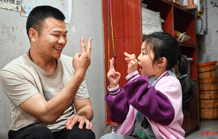 ▲妞妞和爸爸