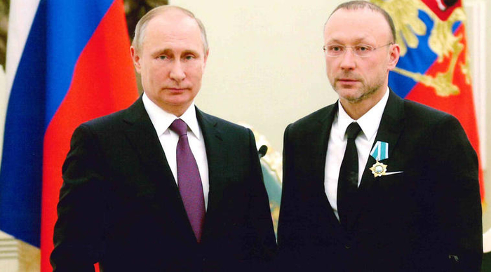 ↑普京授予阿尔图什金友谊勋章