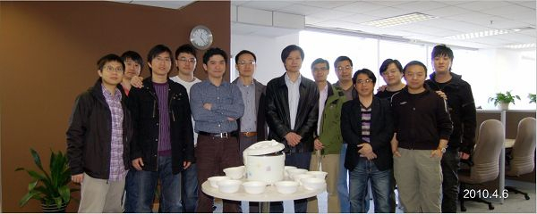 【小米创办时合影，右一为李明】