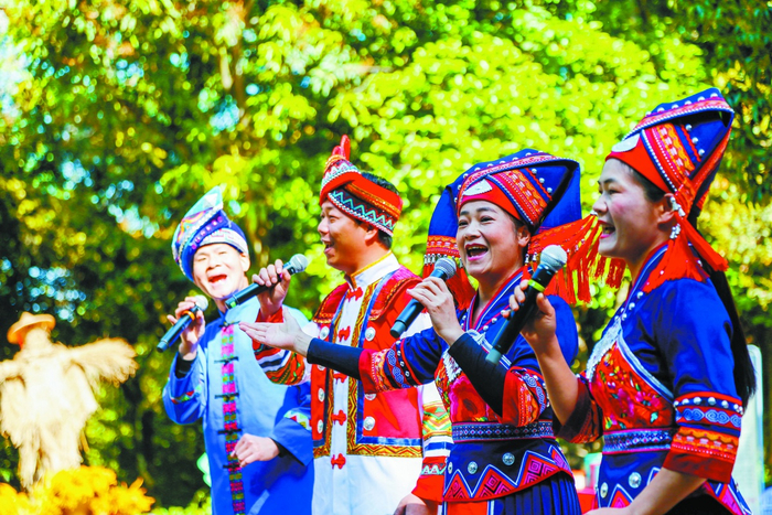 2022年南宁市武鸣区三月三活动现场，少数民族群众正在对歌。记者 游拥军 摄